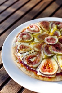 I heart figs. I heart pizza. This would be amazing!