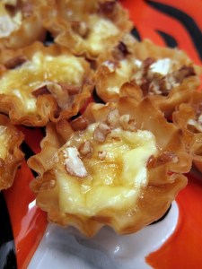 Baked brie bites with pecans 