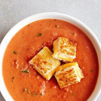 Tomato soup + grilled cheese sandwiches = the perfect Sunday lunch!